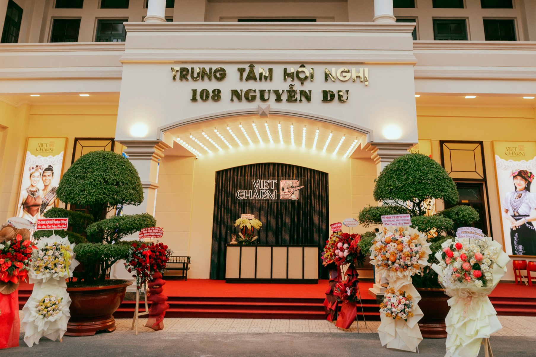 Review chi tiết Dinner Show Việt Nam: Nên chọn À Ố Show, Múa rối nước hay LOALOA Show?