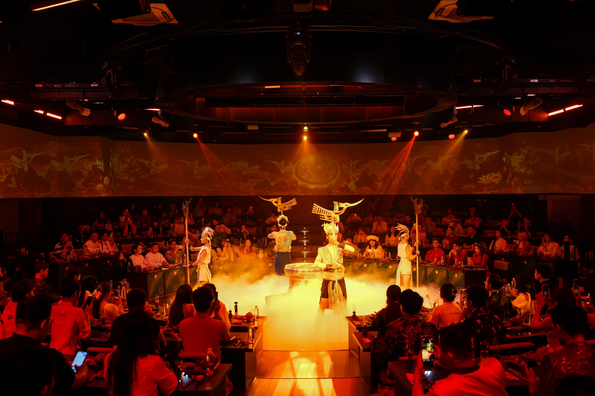 LoaLoa Show: Hành trình kể chuyện di sản bằng nghệ thuật đa giác quan