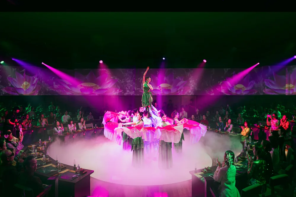 LOALOA Culture & Dining Show nhận được sự đón nhận đông đảo của khán giả Việt từ những ngày đầu công diễn.